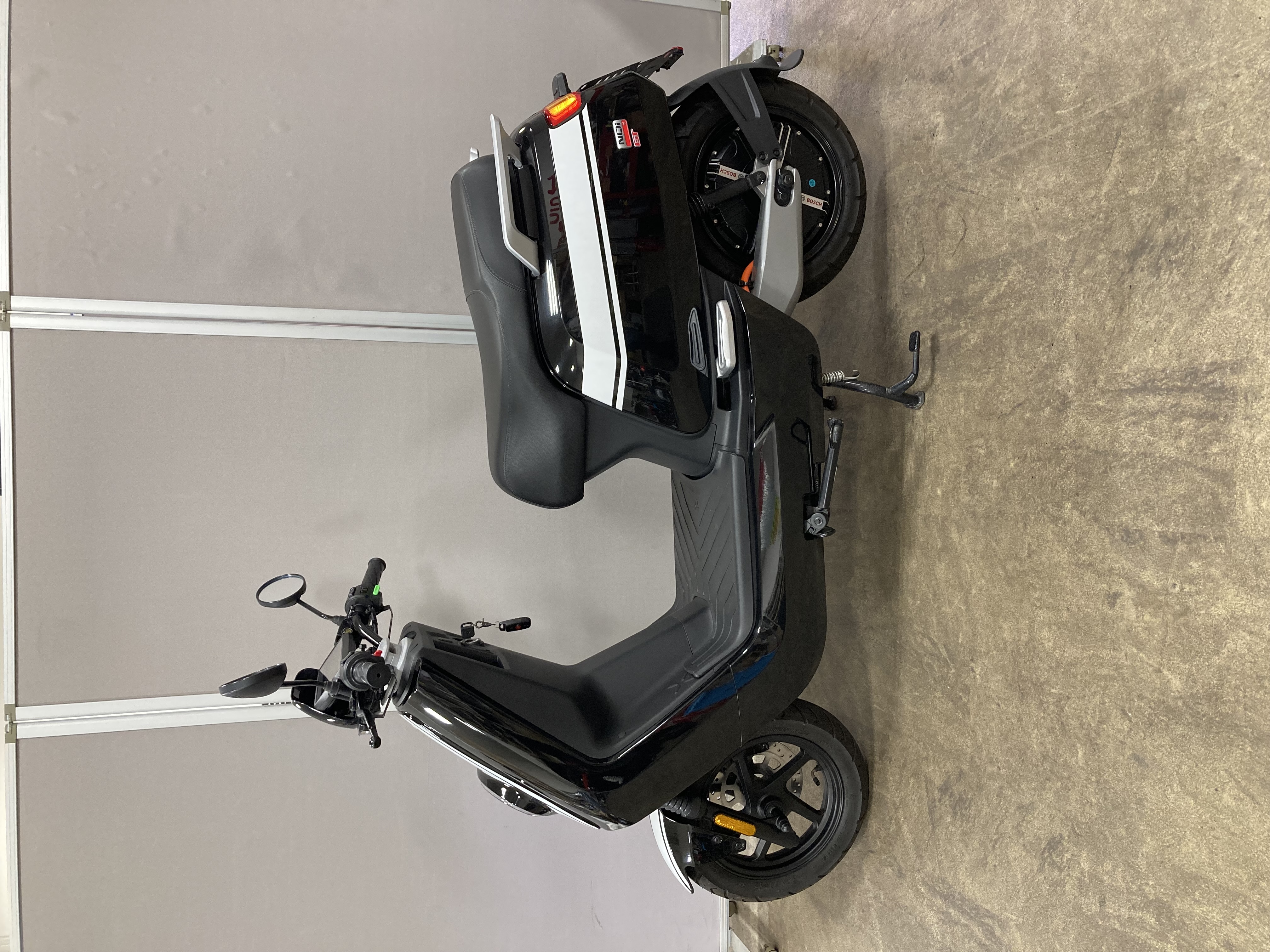 XEAM niu NQi GT ブラック/ホワイト 2021年式 R1NDFNG70M1000376